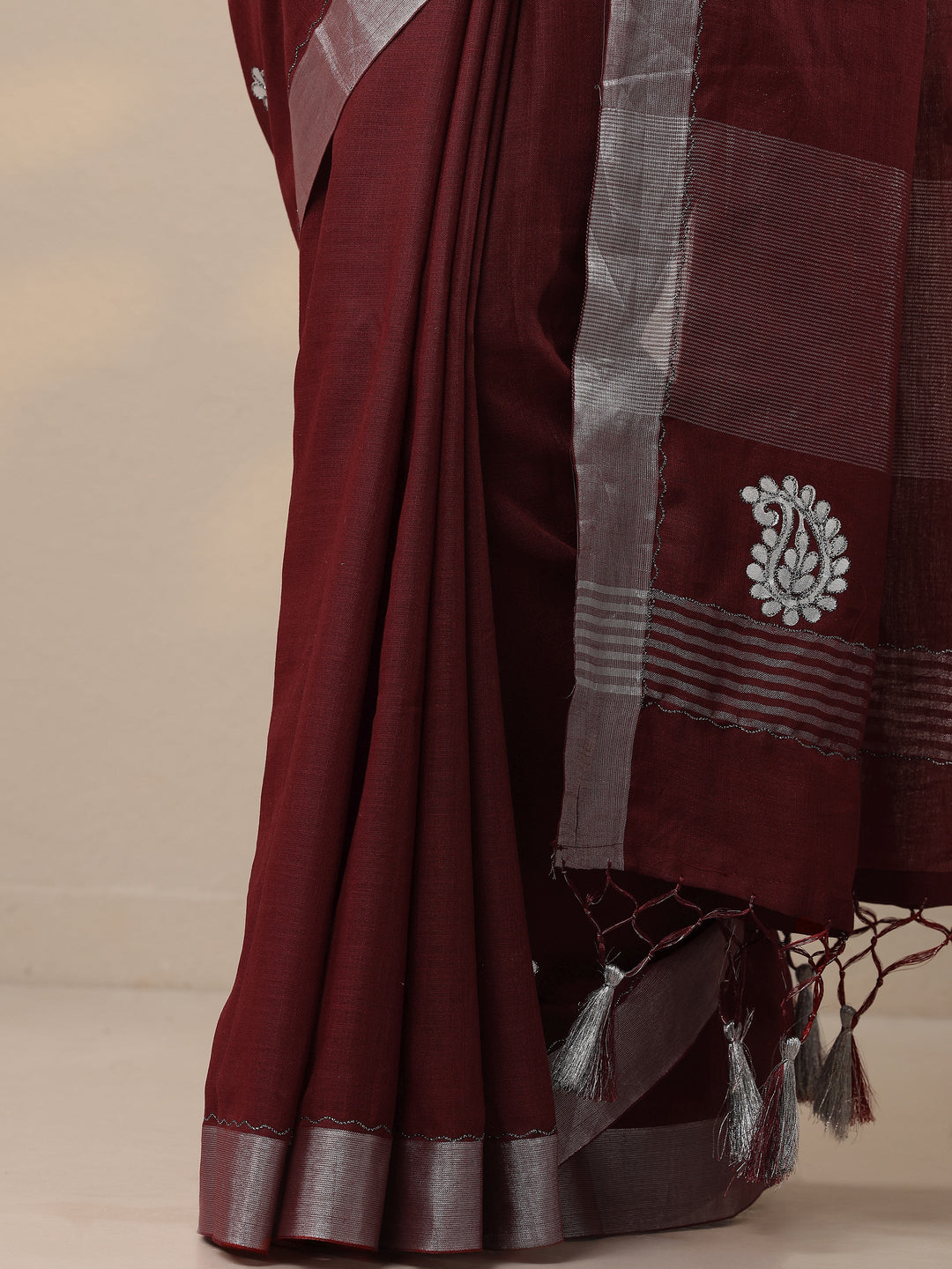 Red Embroidered Cotton Blend Sarees With Unstitched Blouse Piece