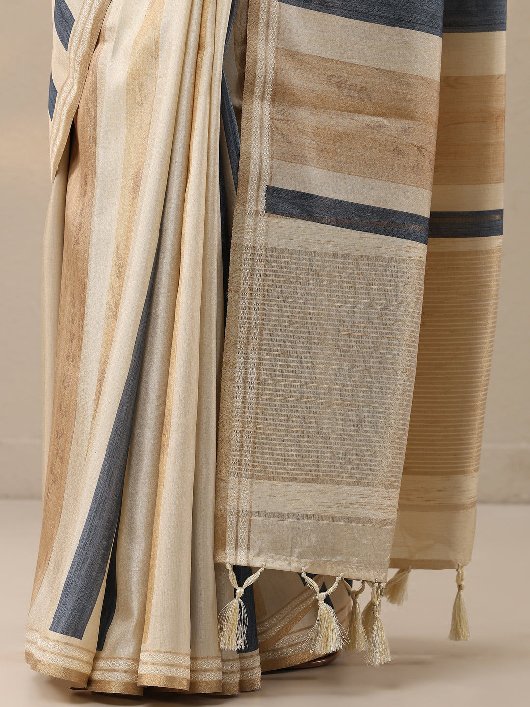 Beige Printed Silk Blend Saree With Unstitched Blouse Piece