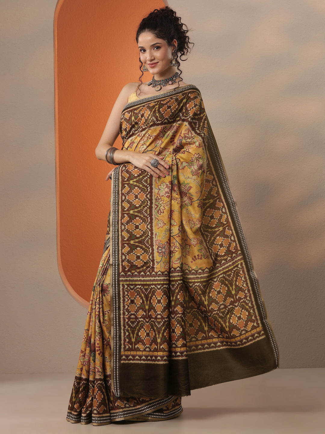 Mustard Printed Silk Blend Saree With Unstitched Blouse Piece