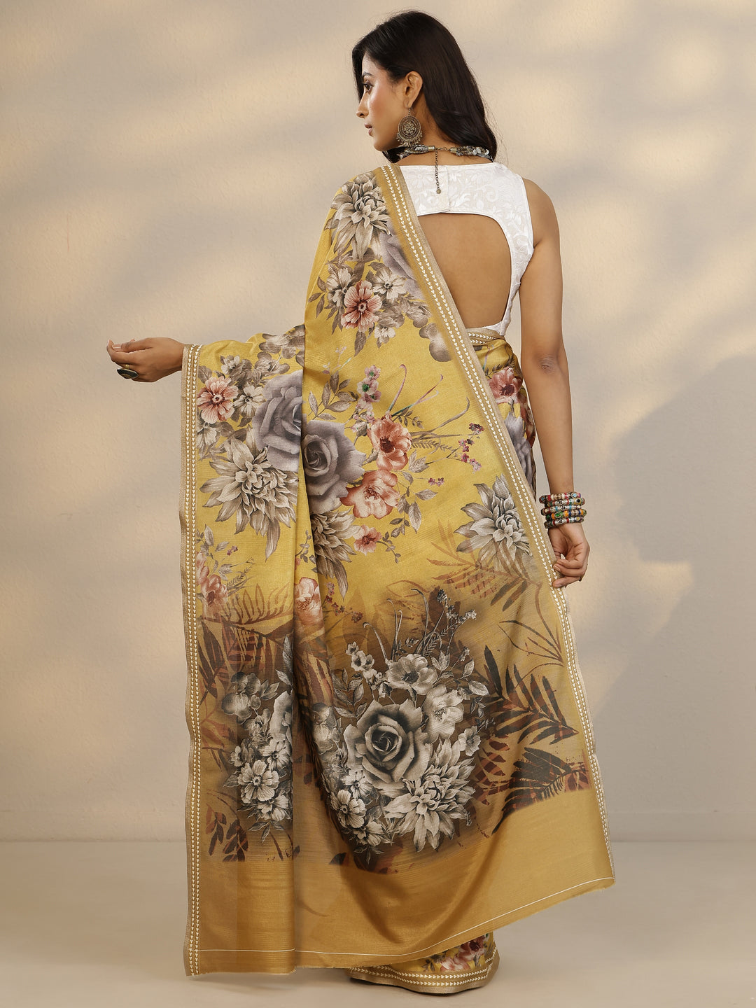 Mustard Printed Silk Blend Saree With Unstitched Blouse Piece