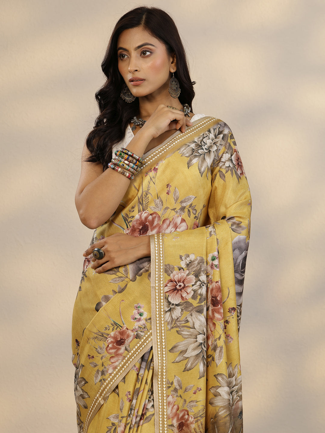 Mustard Printed Silk Blend Saree With Unstitched Blouse Piece