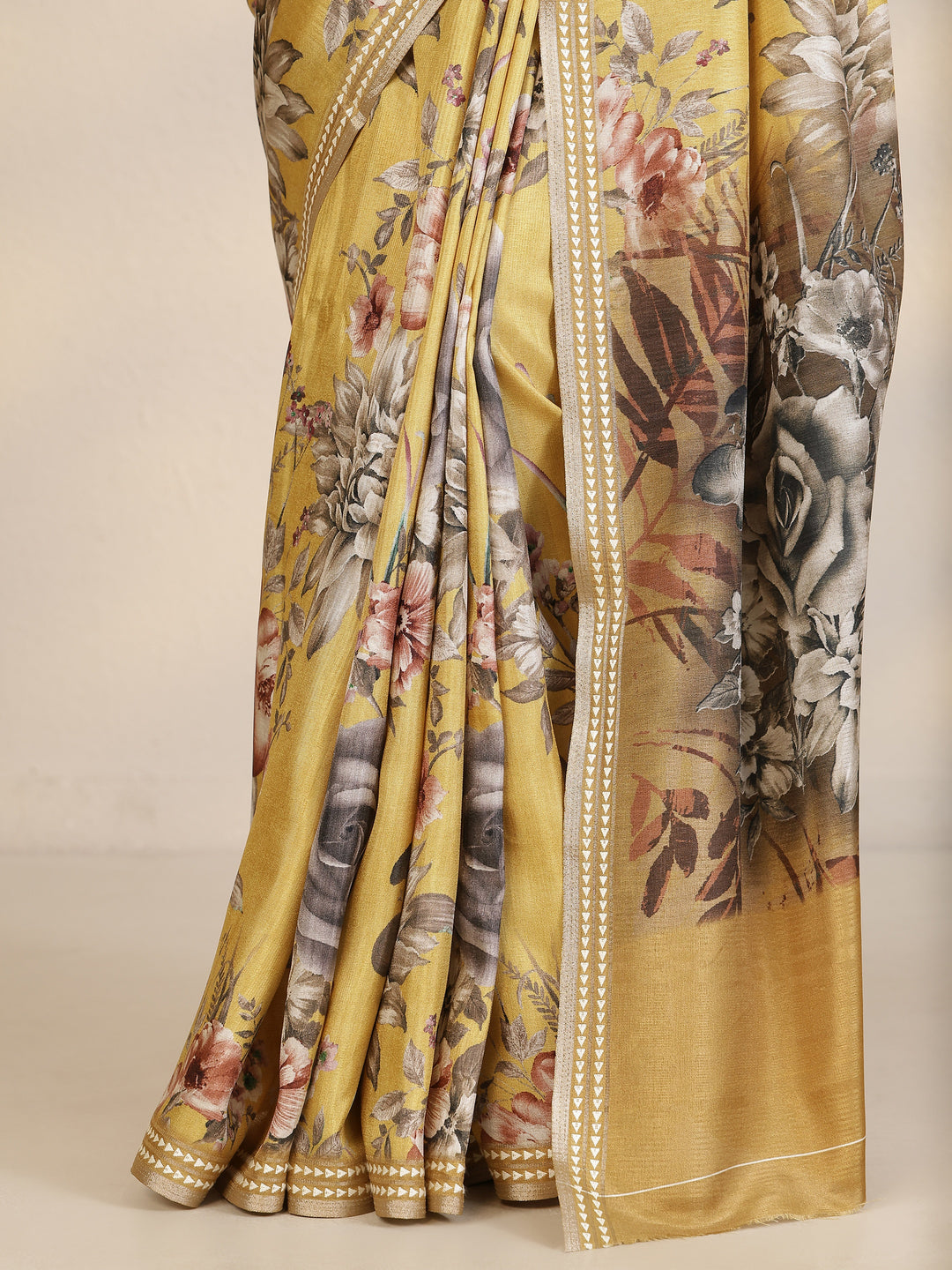 Mustard Printed Silk Blend Saree With Unstitched Blouse Piece