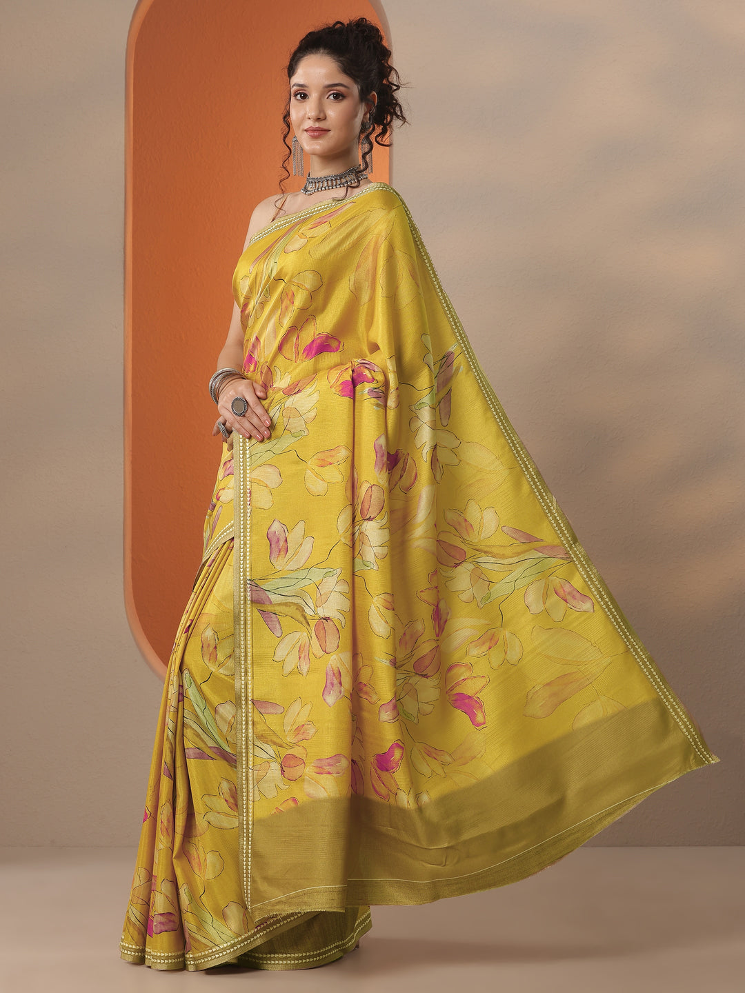 Mustard Printed Silk Blend Saree With Unstitched Blouse Piece