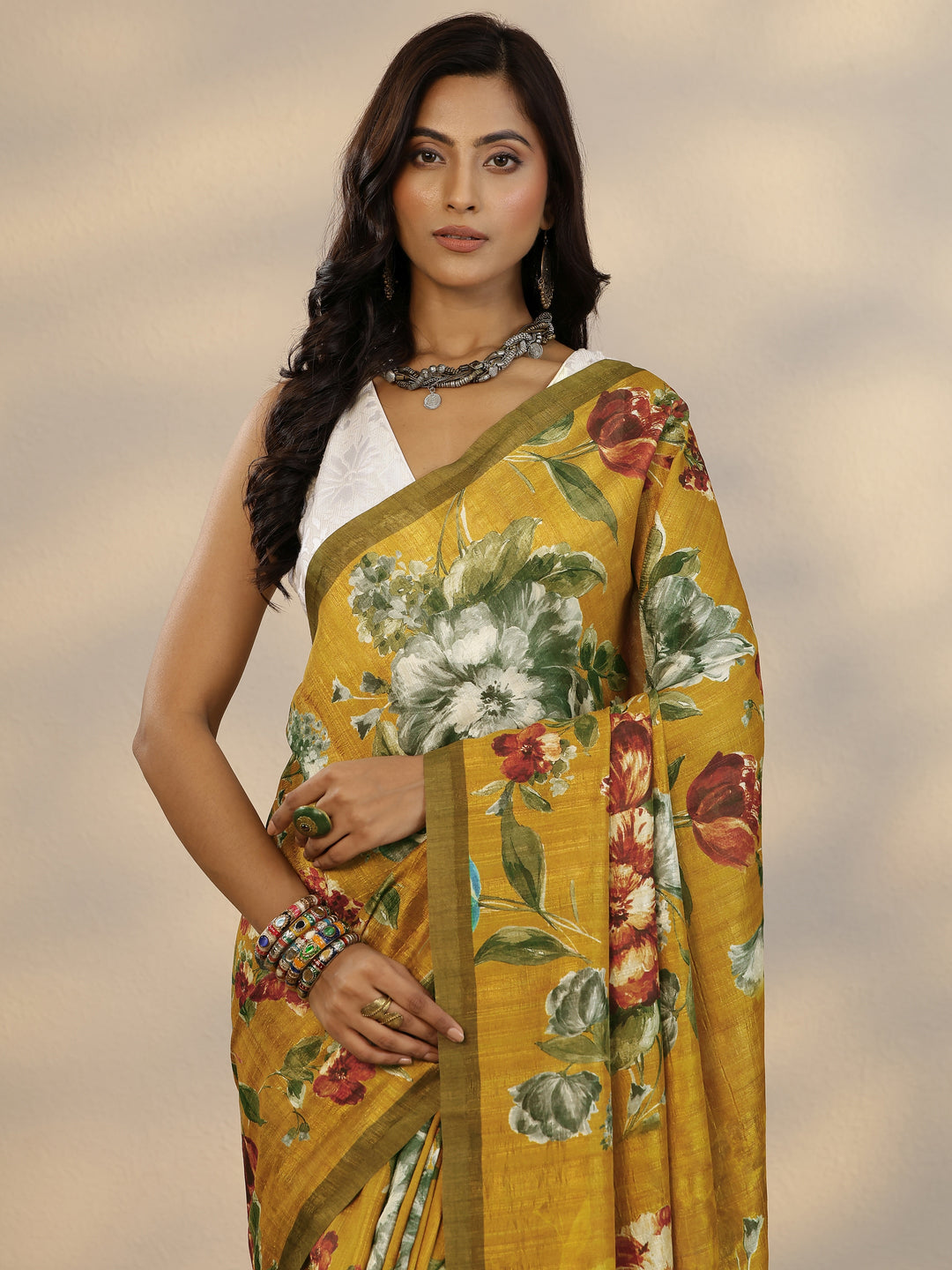 Mustard Printed Silk Blend Saree With Unstitched Blouse Piece