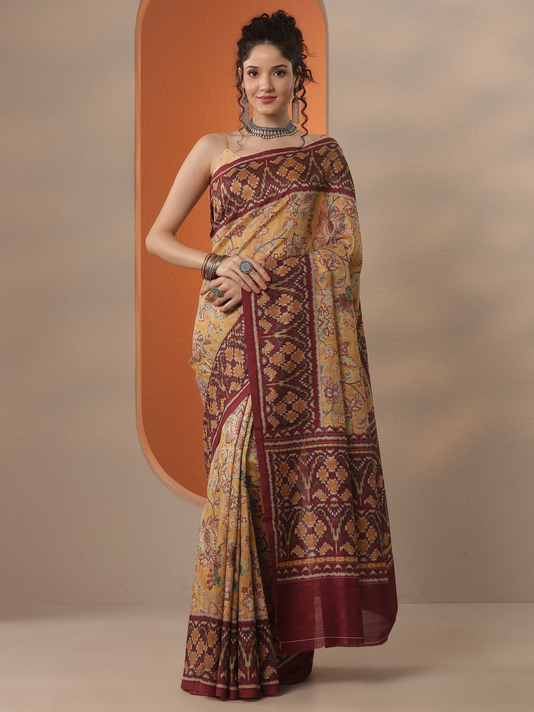 Mustard Printed Silk Blend Saree With Unstitched Blouse Piece