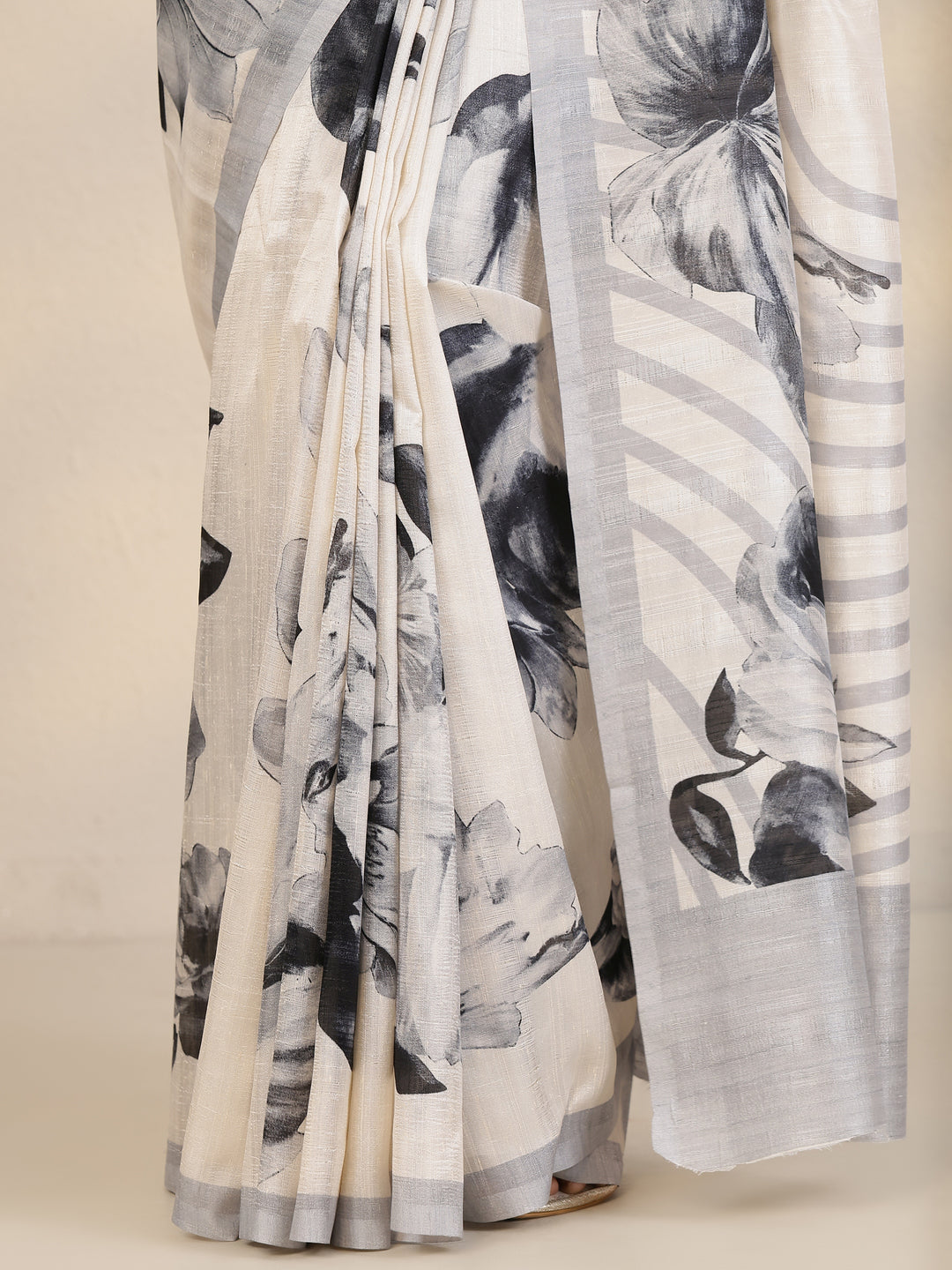 Cream Printed Silk Blend Saree With Unstitched Blouse Piece