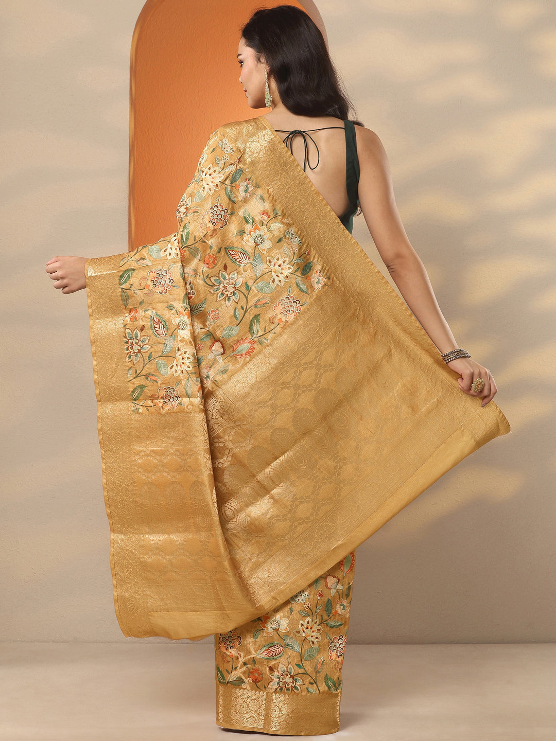 Mustard Printed Silk Blend Saree With Unstitched Blouse Piece