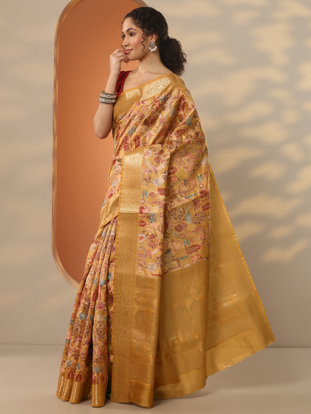 Mustard Printed Silk Blend Saree With Unstitched Blouse Piece