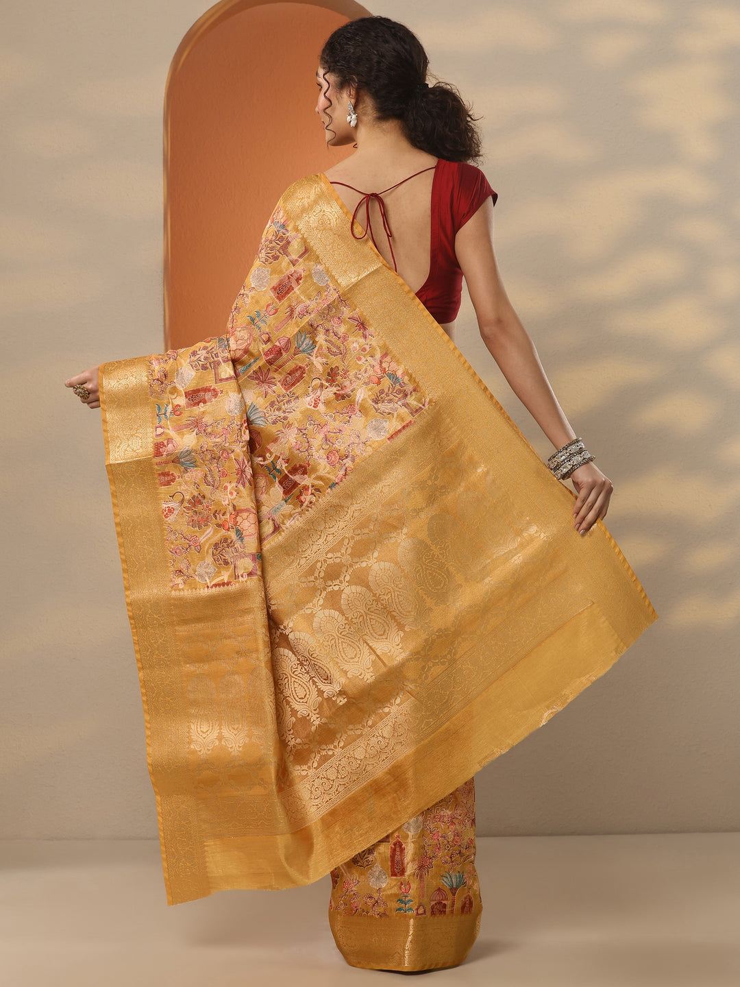 Mustard Printed Silk Blend Saree With Unstitched Blouse Piece