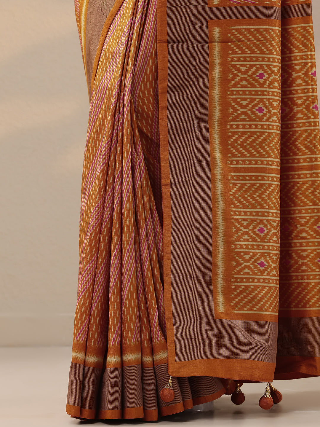 Mustard Printed Silk Blend Saree With Unstitched Blouse Piece