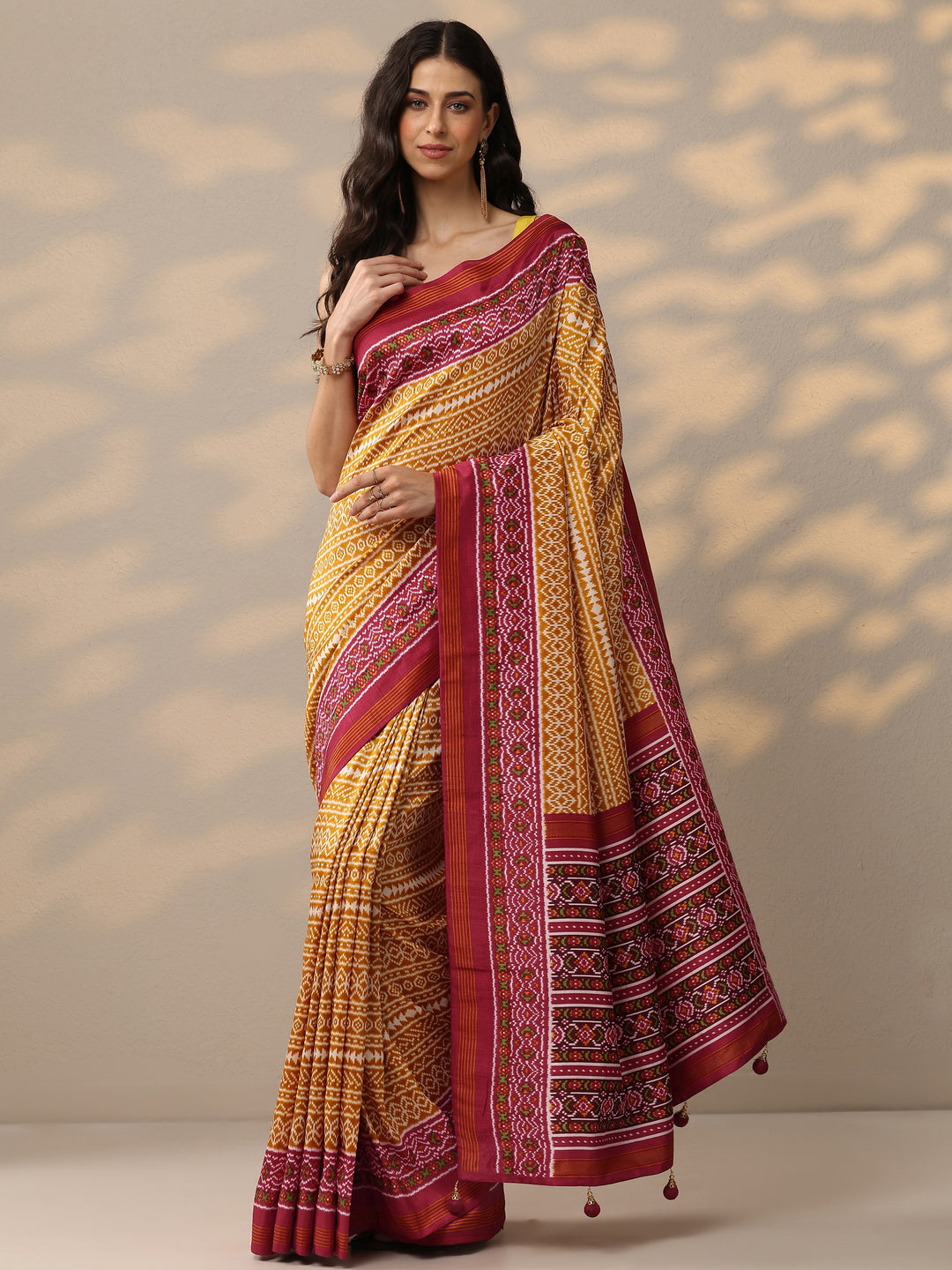 Mustard Printed Silk Blend Saree With Unstitched Blouse Piece