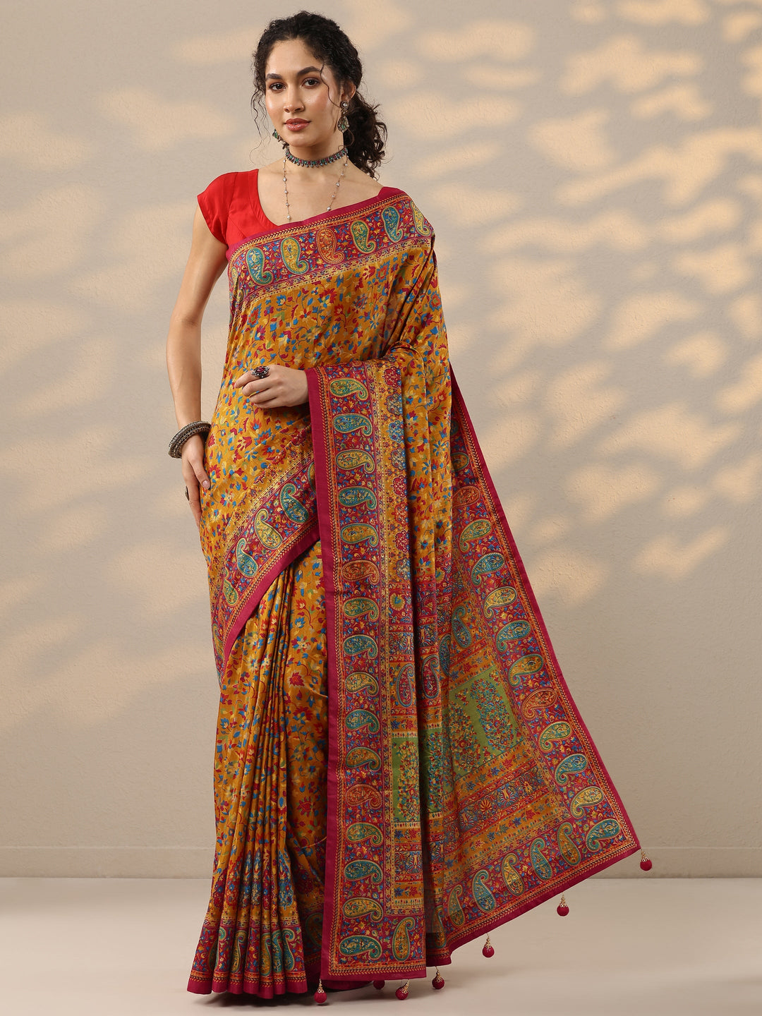 Mustard Printed Silk Blend Saree With Unstitched Blouse Piece
