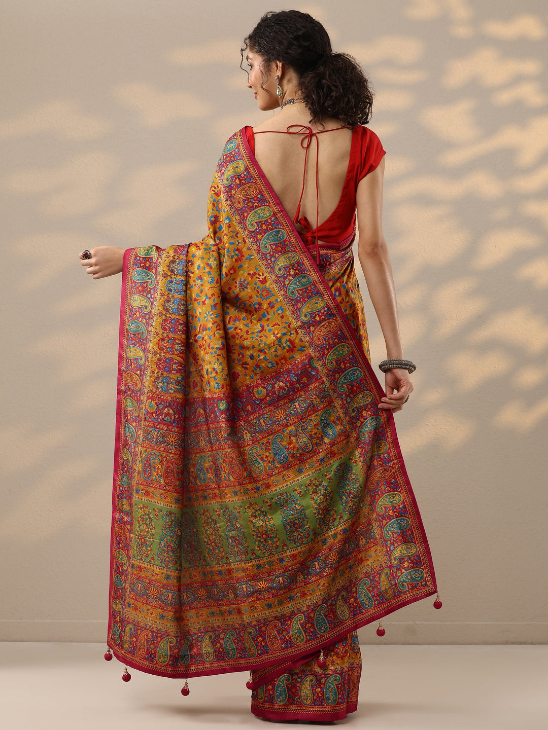 Mustard Printed Silk Blend Saree With Unstitched Blouse Piece