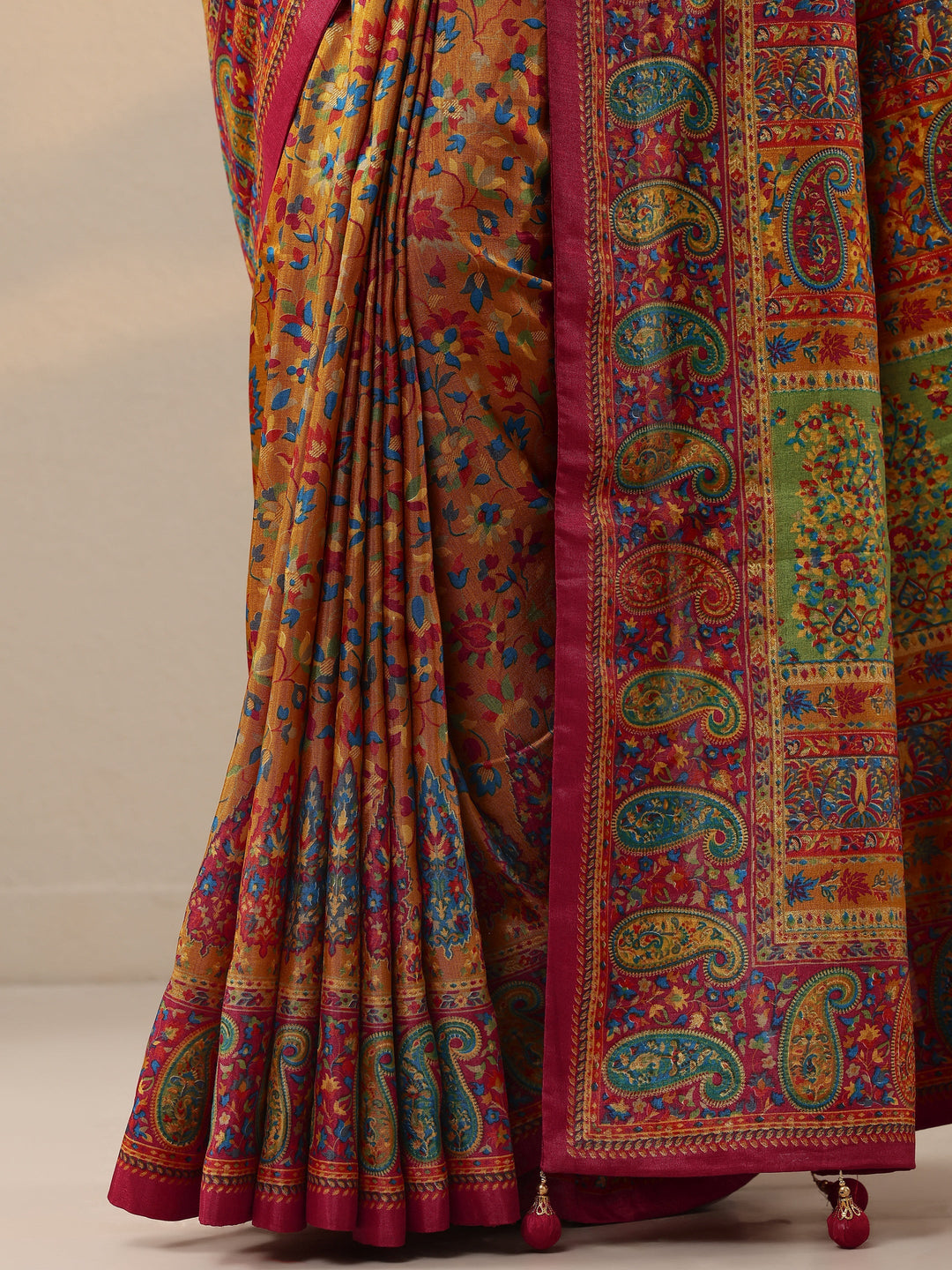 Mustard Printed Silk Blend Saree With Unstitched Blouse Piece