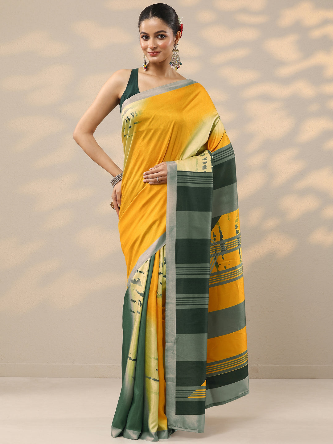 Mustard Printed Silk Blend Saree With Unstitched Blouse Piece