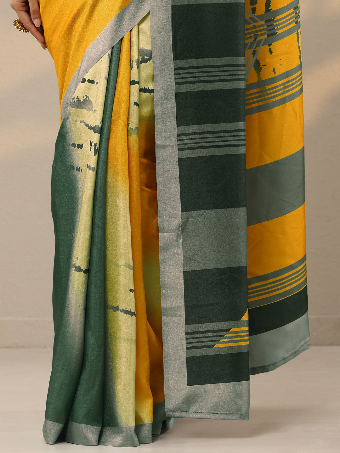 Mustard Printed Silk Blend Saree With Unstitched Blouse Piece
