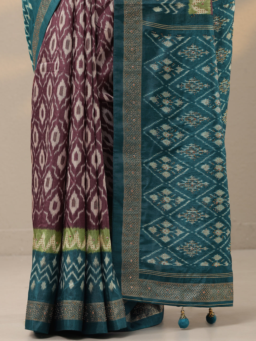 Magenta Printed Silk Blend Saree With Unstitched Blouse Piece