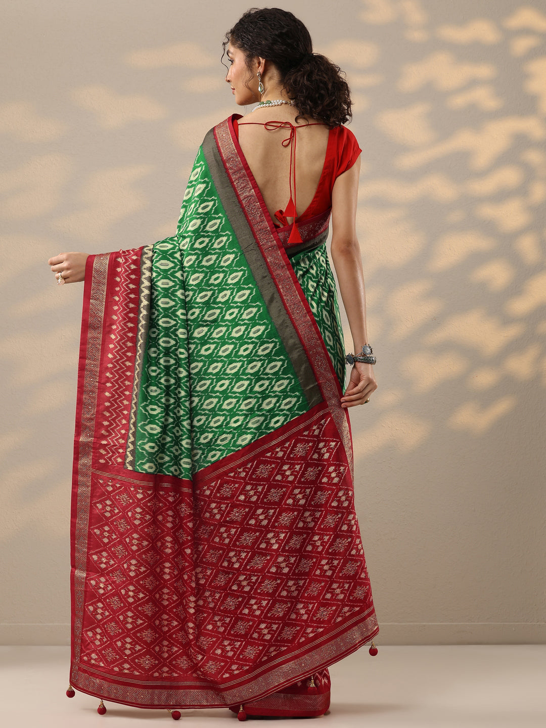 Green Printed Silk Blend Saree With Unstitched Blouse Piece