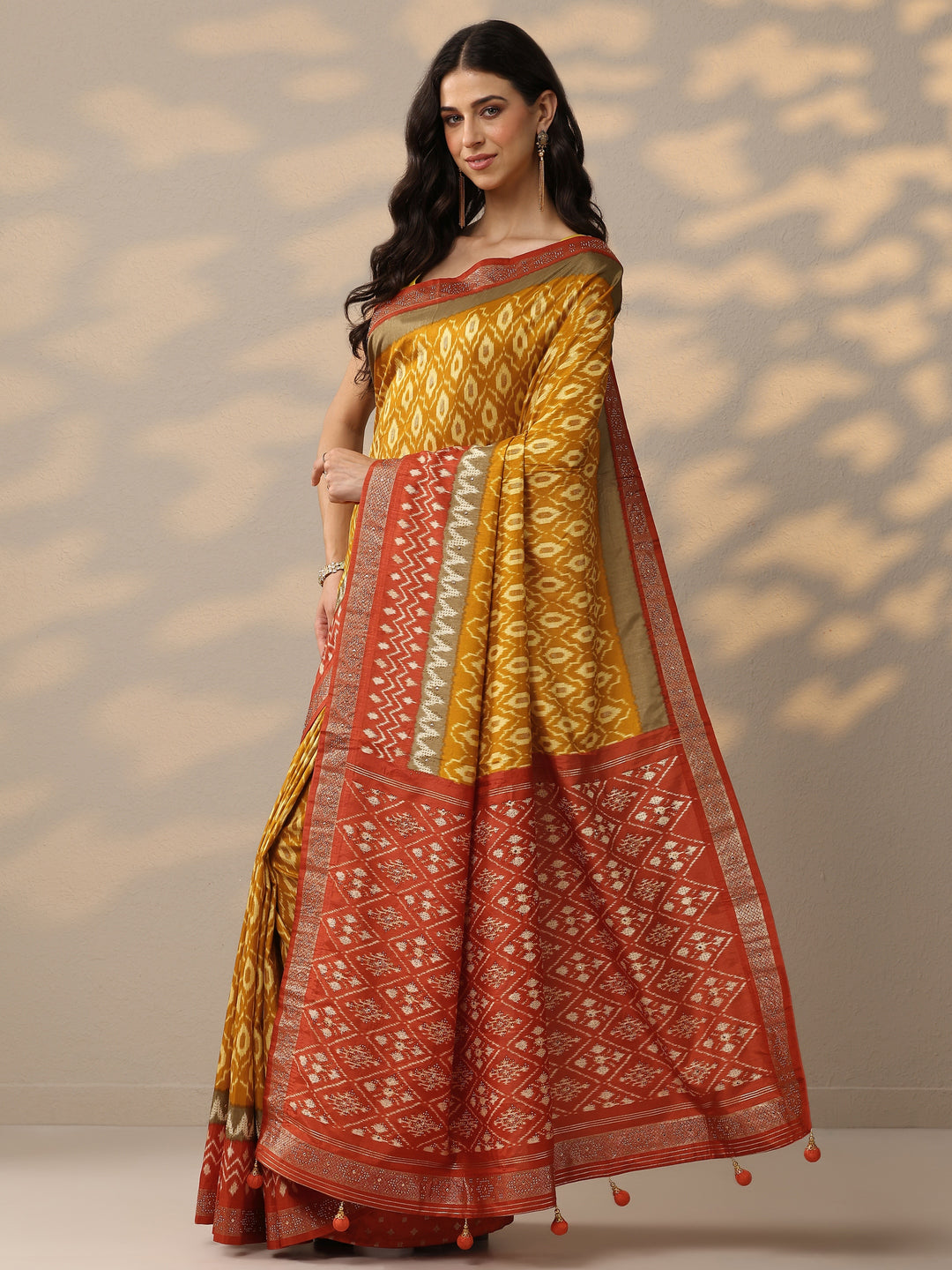 Mustard Printed Silk Blend Saree With Unstitched Blouse Piece