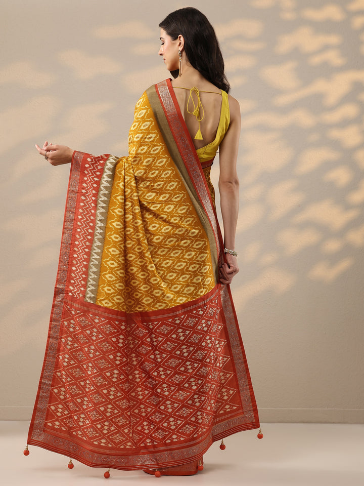 Mustard Printed Silk Blend Saree With Unstitched Blouse Piece