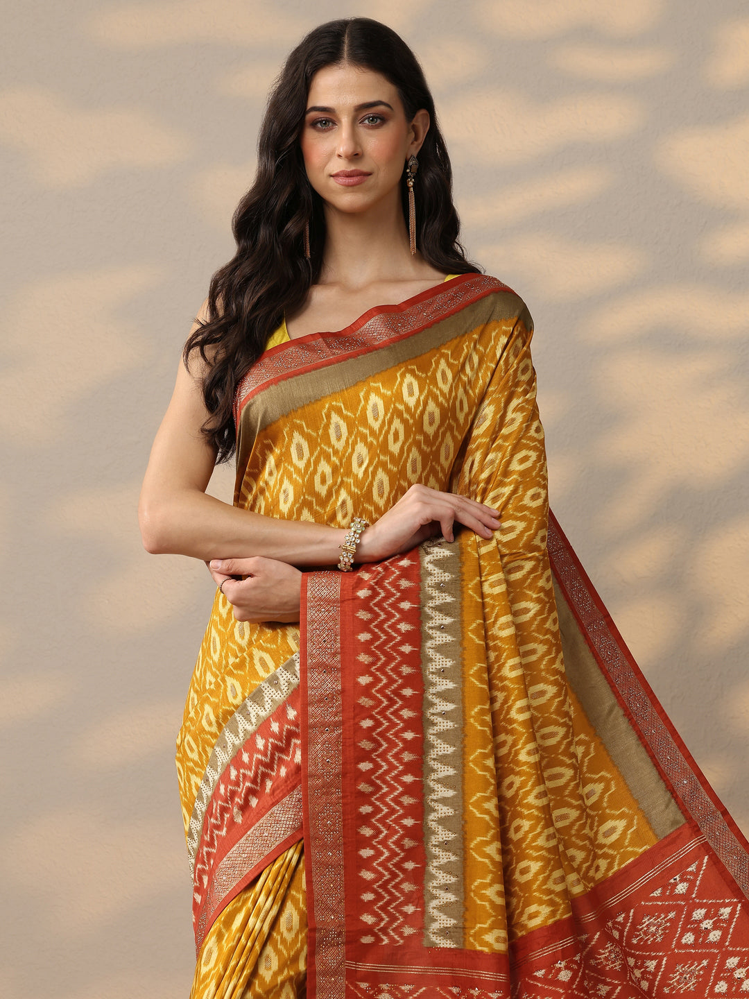 Mustard Printed Silk Blend Saree With Unstitched Blouse Piece