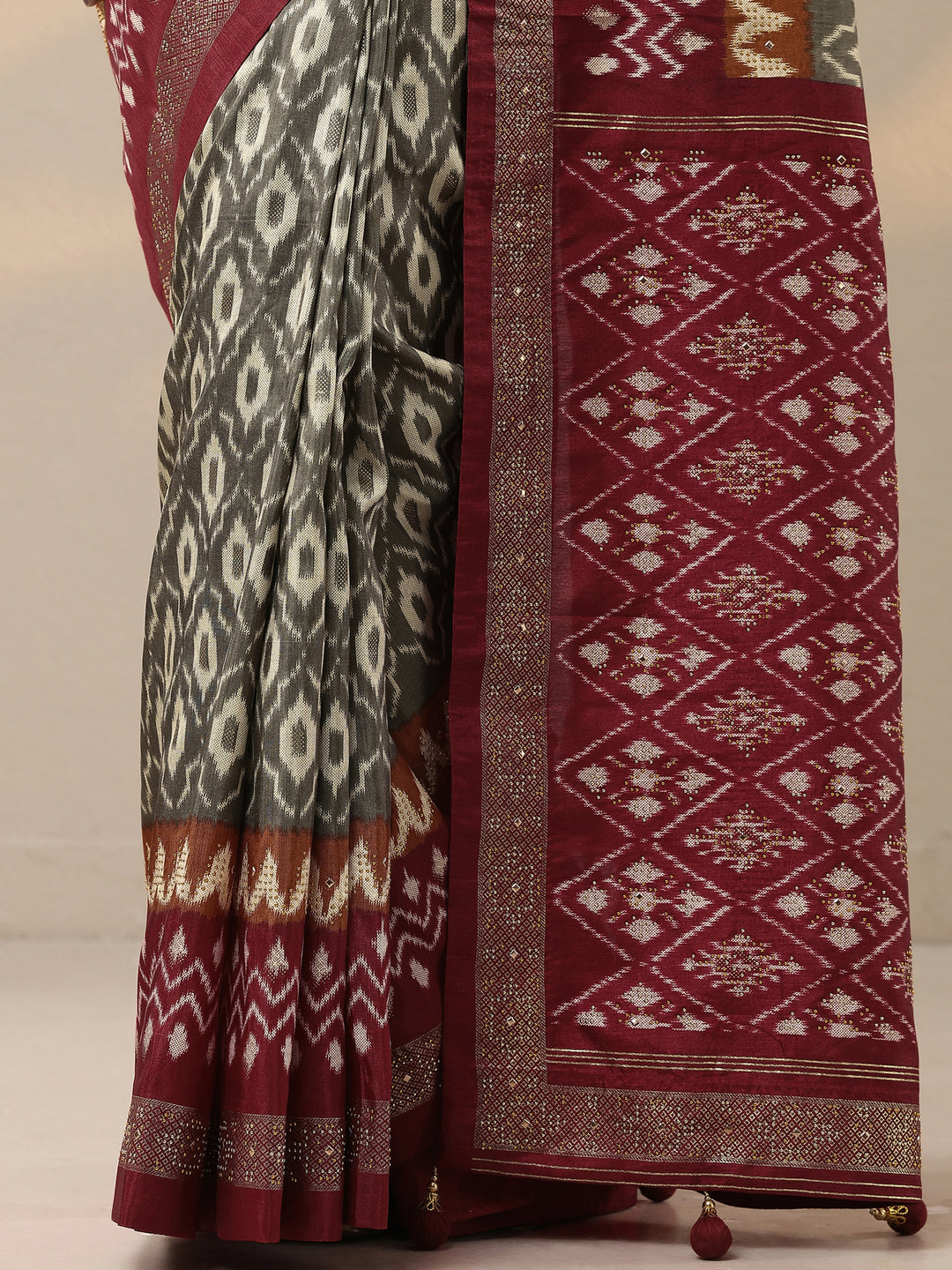 Olive Printed Silk Blend Saree With Unstitched Blouse Piece