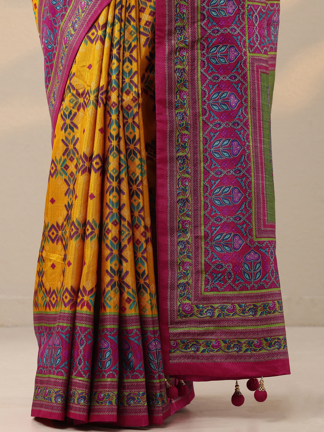 Mustard Printed Silk Blend Saree With Unstitched Blouse Piece