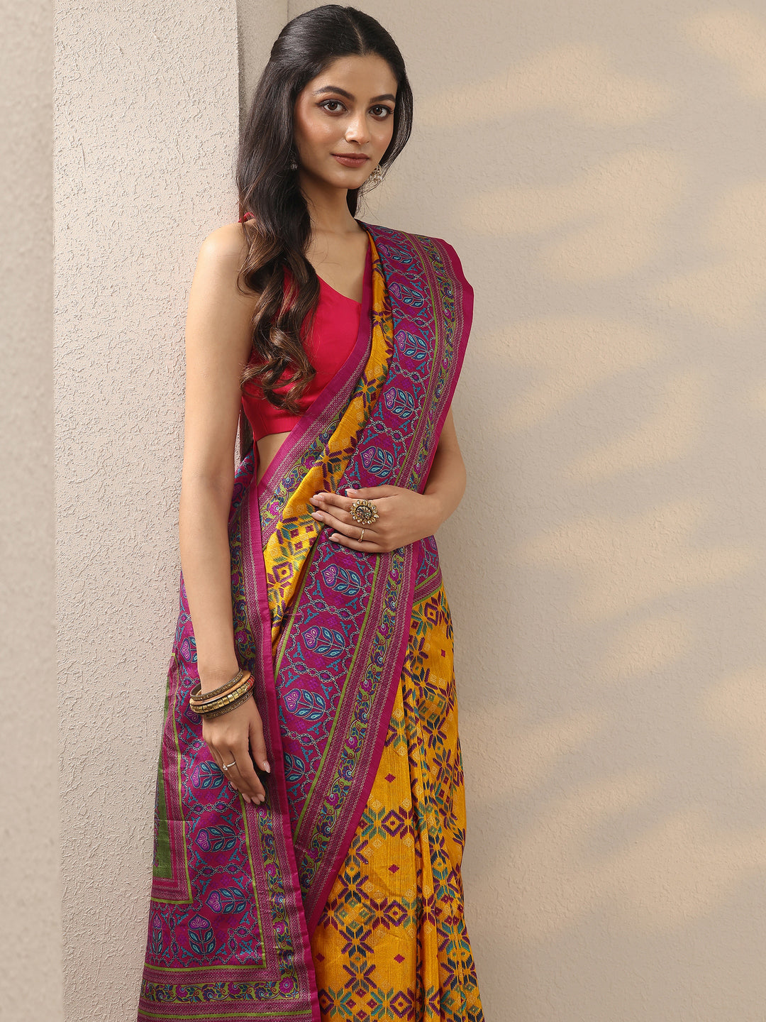 Mustard Printed Silk Blend Saree With Unstitched Blouse Piece
