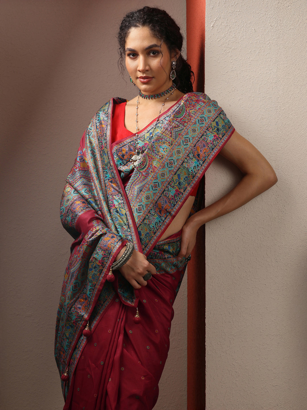 Red Embroidered Silk Blend Saree With Unstitched Blouse Piece