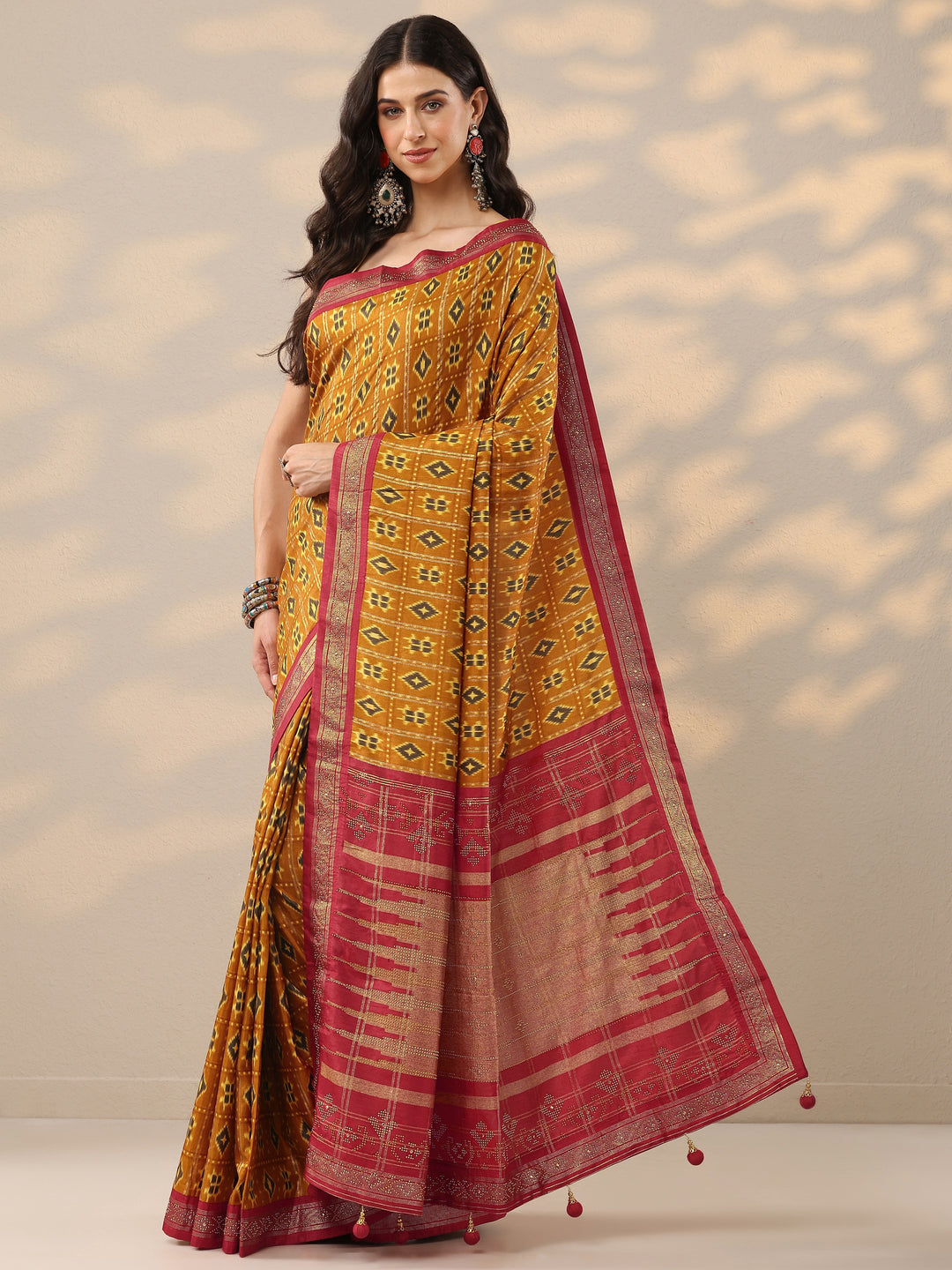 Mustard Printed Silk Blend Saree With Unstitched Blouse Piece