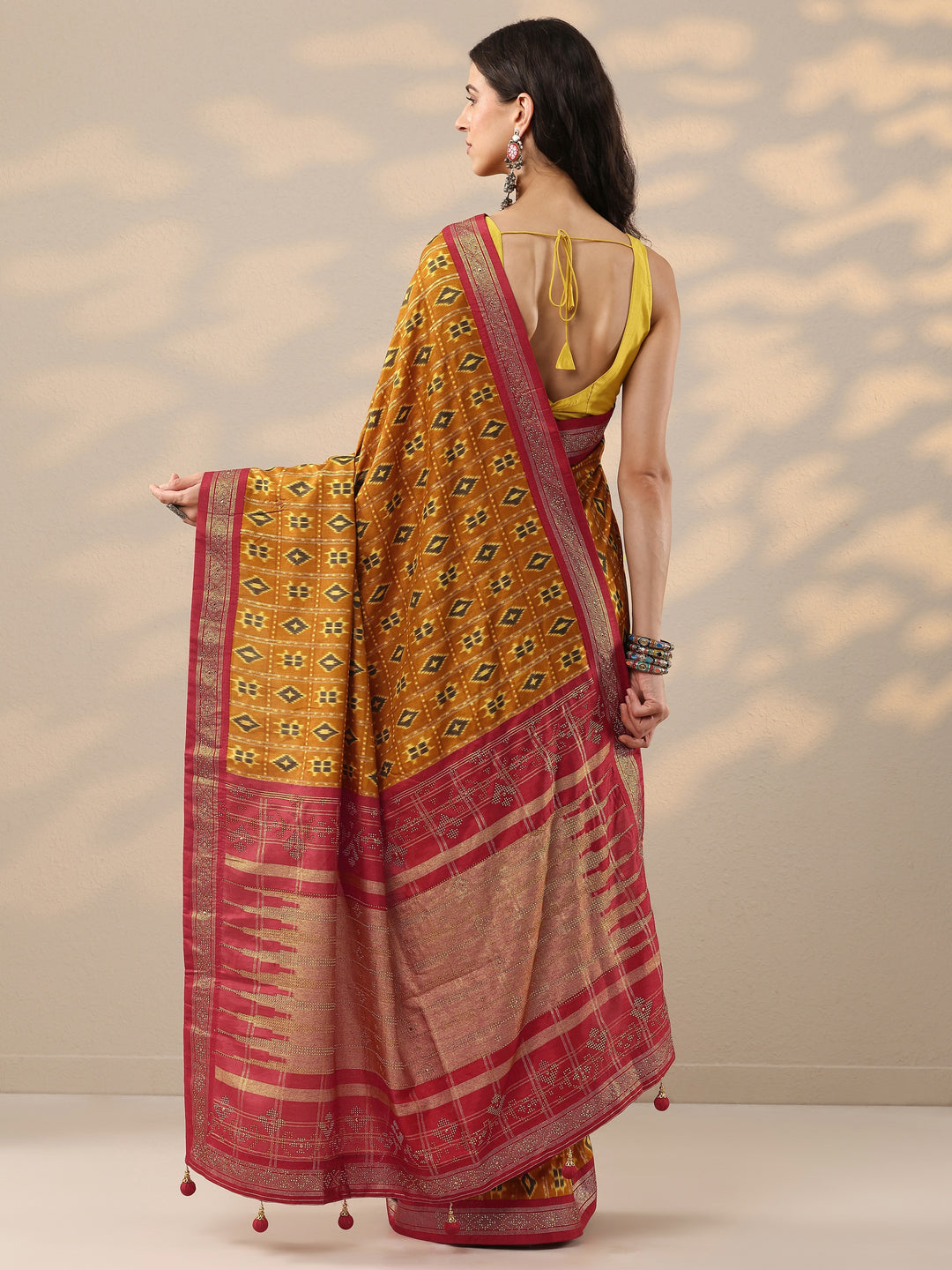 Mustard Printed Silk Blend Saree With Unstitched Blouse Piece