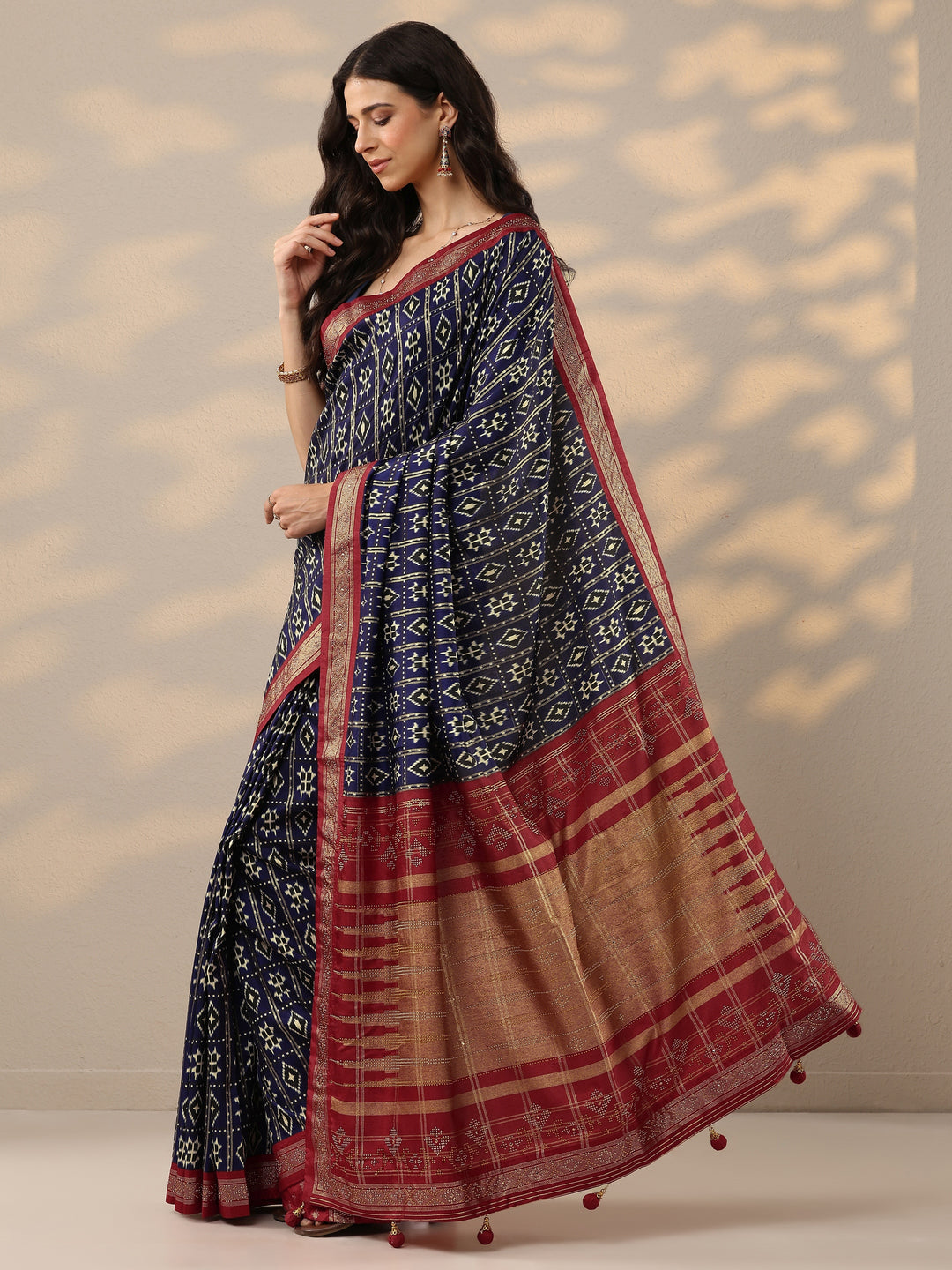 Navy Blue Printed Silk Blend Saree With Unstitched Blouse Piece