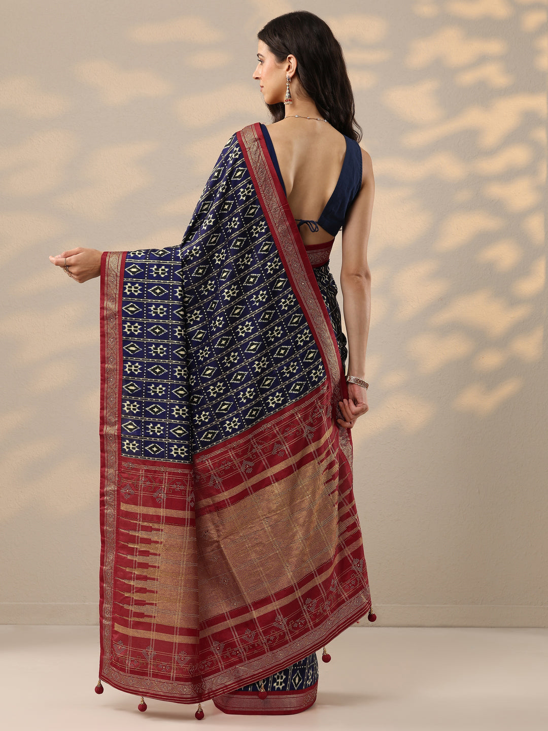 Navy Blue Printed Silk Blend Saree With Unstitched Blouse Piece