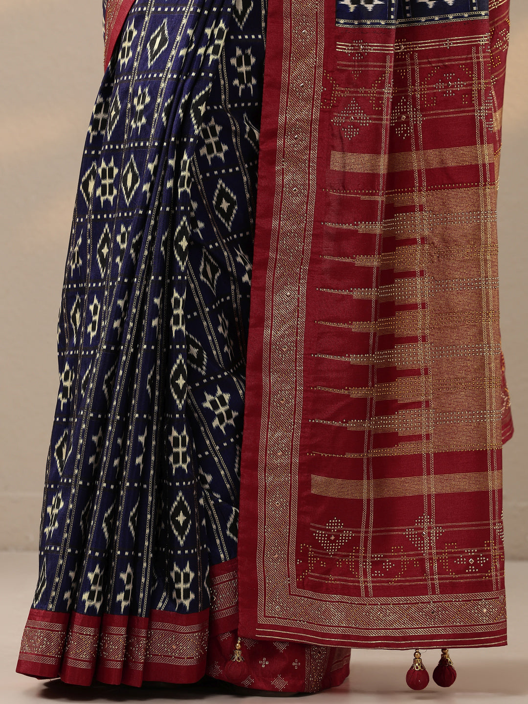 Navy Blue Printed Silk Blend Saree With Unstitched Blouse Piece