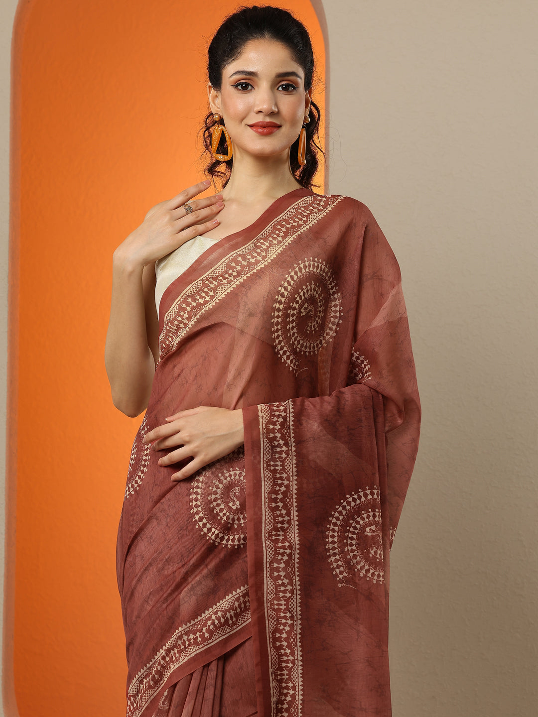 Brown Printed Silk Blend Saree With Unstitched Blouse Piece