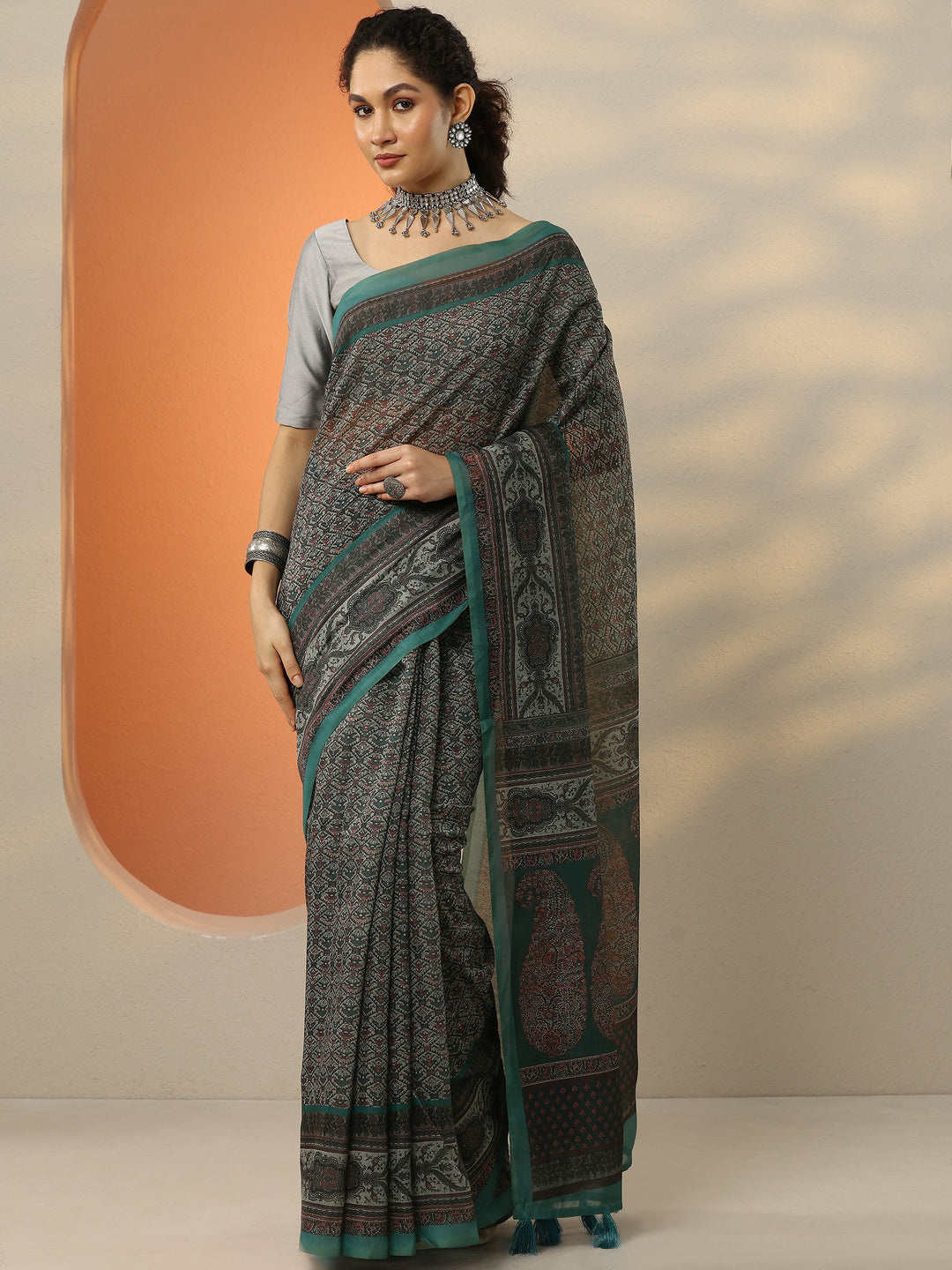 Green  Printed Silk Blend Saree With Unstitched Blouse Piece