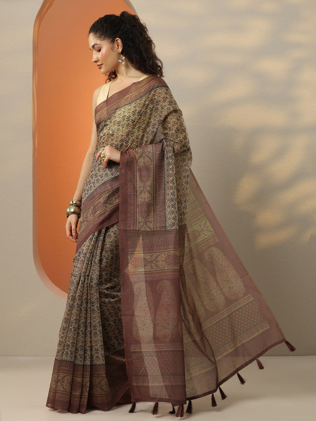 Brown Printed Silk Blend Saree With Unstitched Blouse Piece