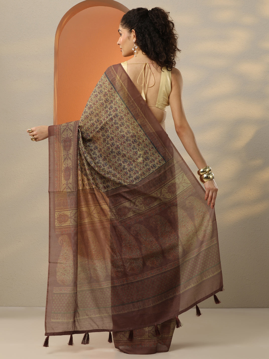 Brown Printed Silk Blend Saree With Unstitched Blouse Piece