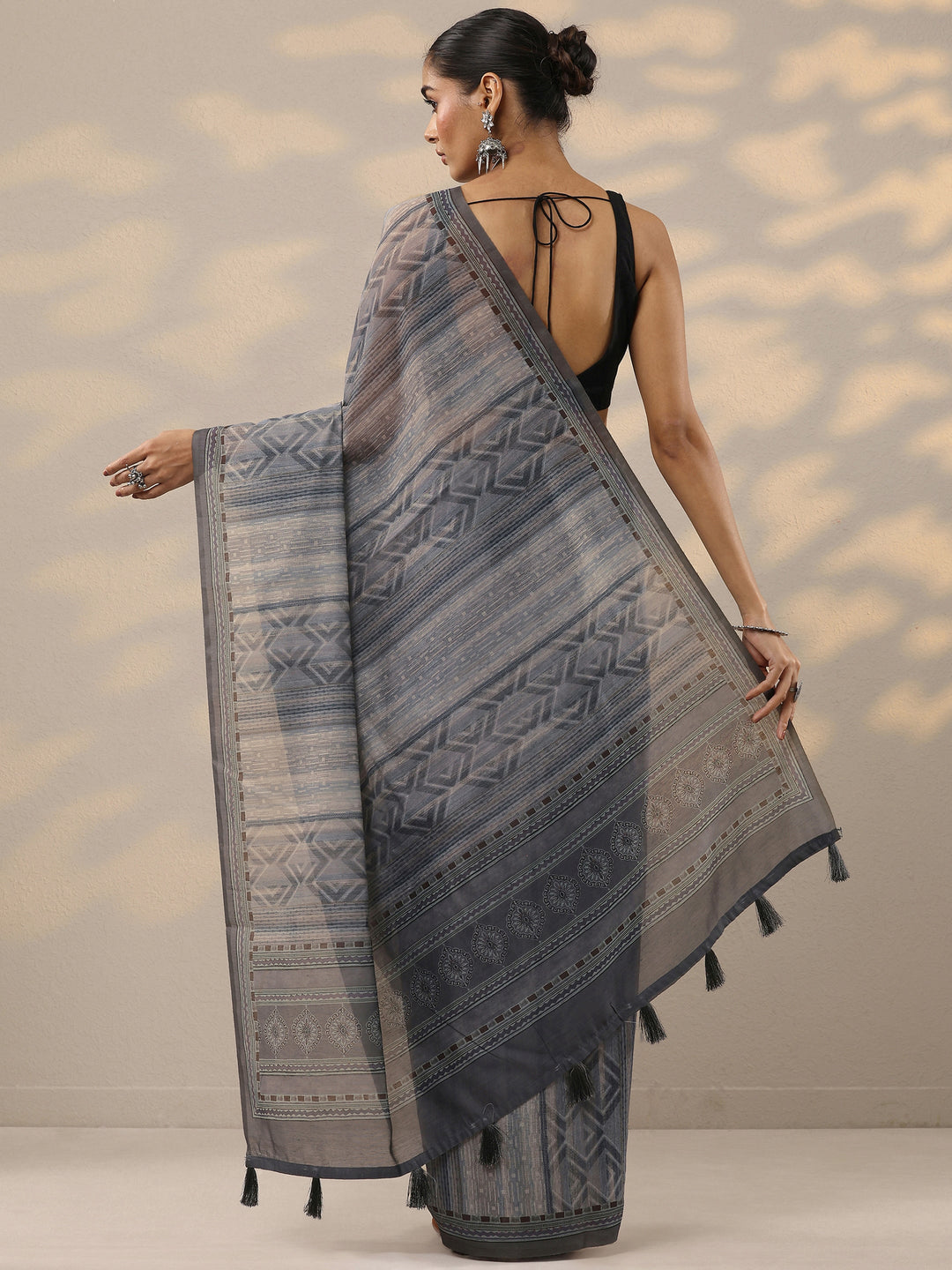 Grey Printed Silk Blend Saree With Unstitched Blouse Piece