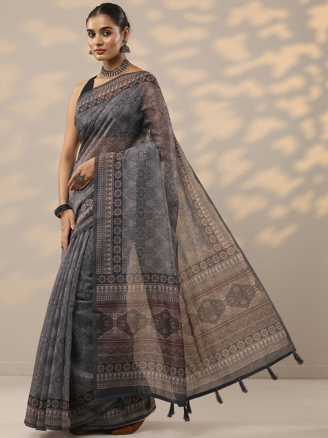 Grey  Printed Silk Blend Saree With Unstitched Blouse Piece