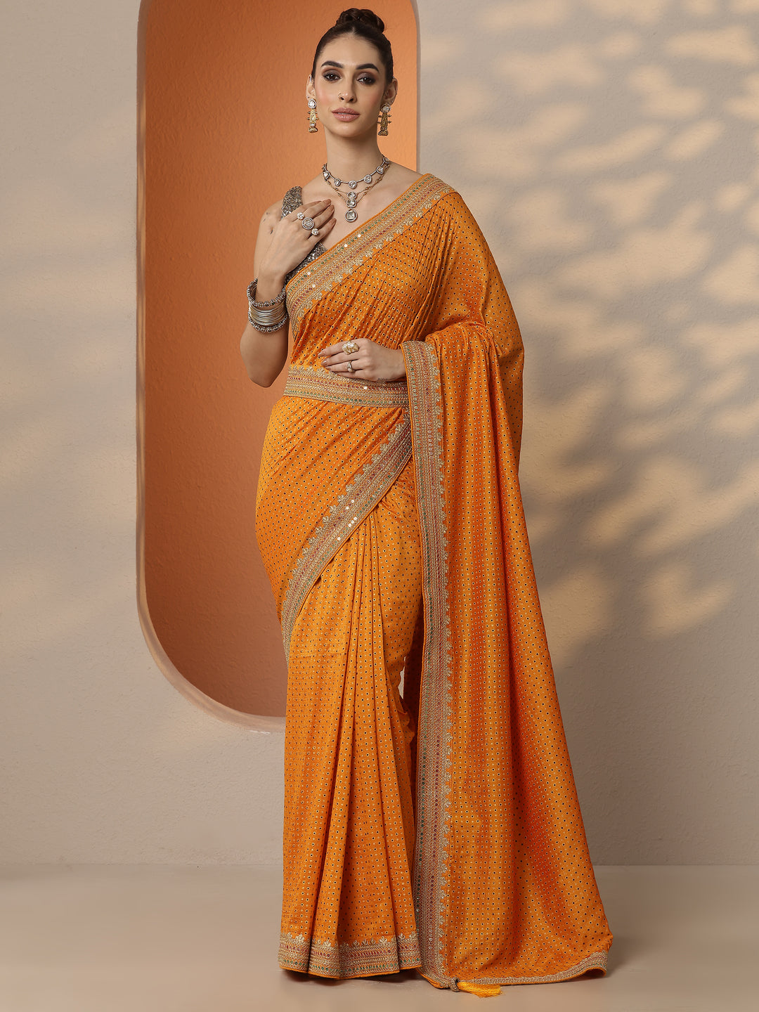 Mustard Printed Silk Blend Saree With Unstitched Blouse Piece
