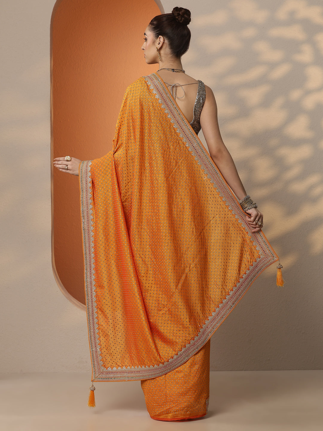 Mustard Printed Silk Blend Saree With Unstitched Blouse Piece