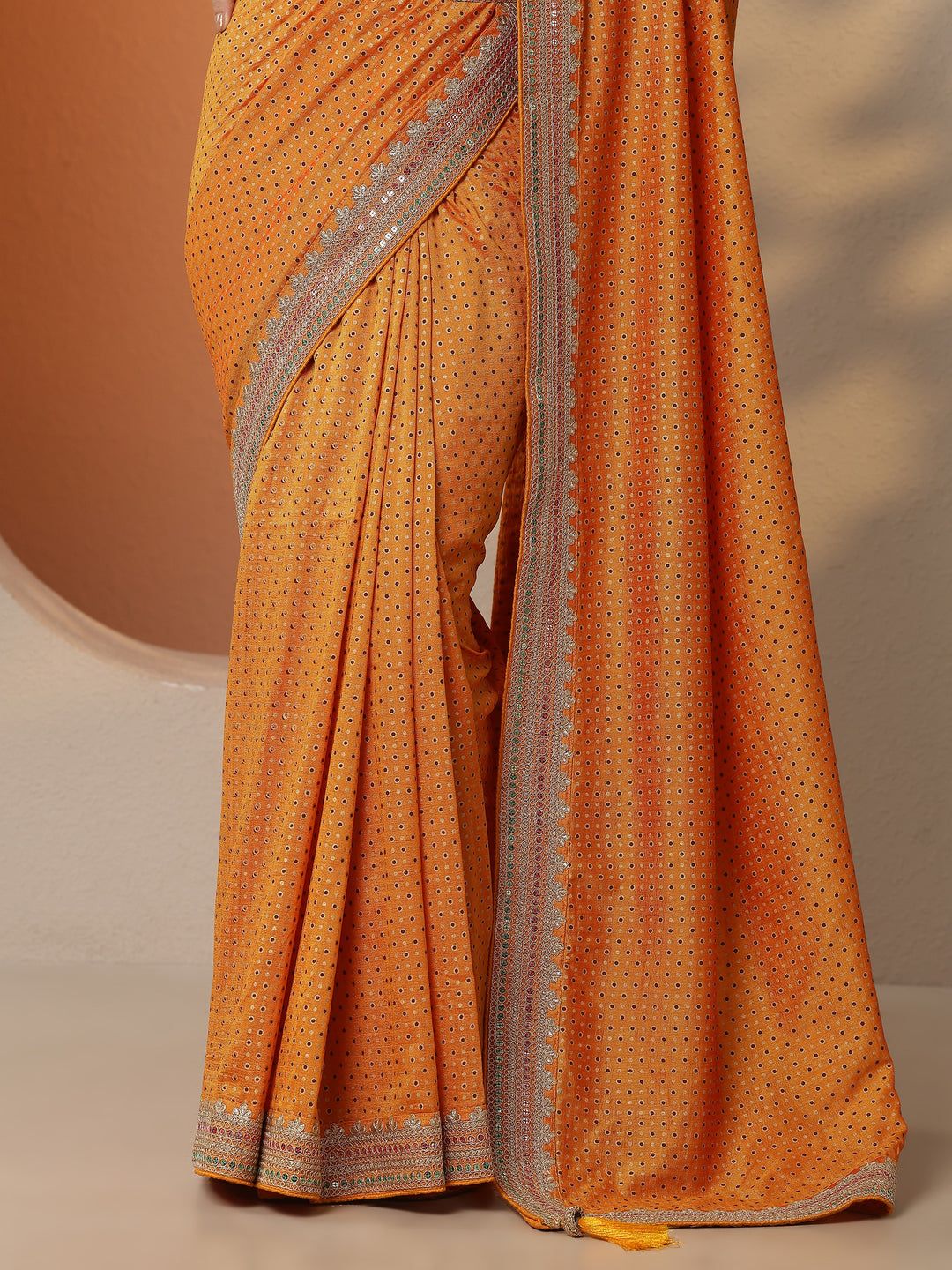 Mustard Printed Silk Blend Saree With Unstitched Blouse Piece