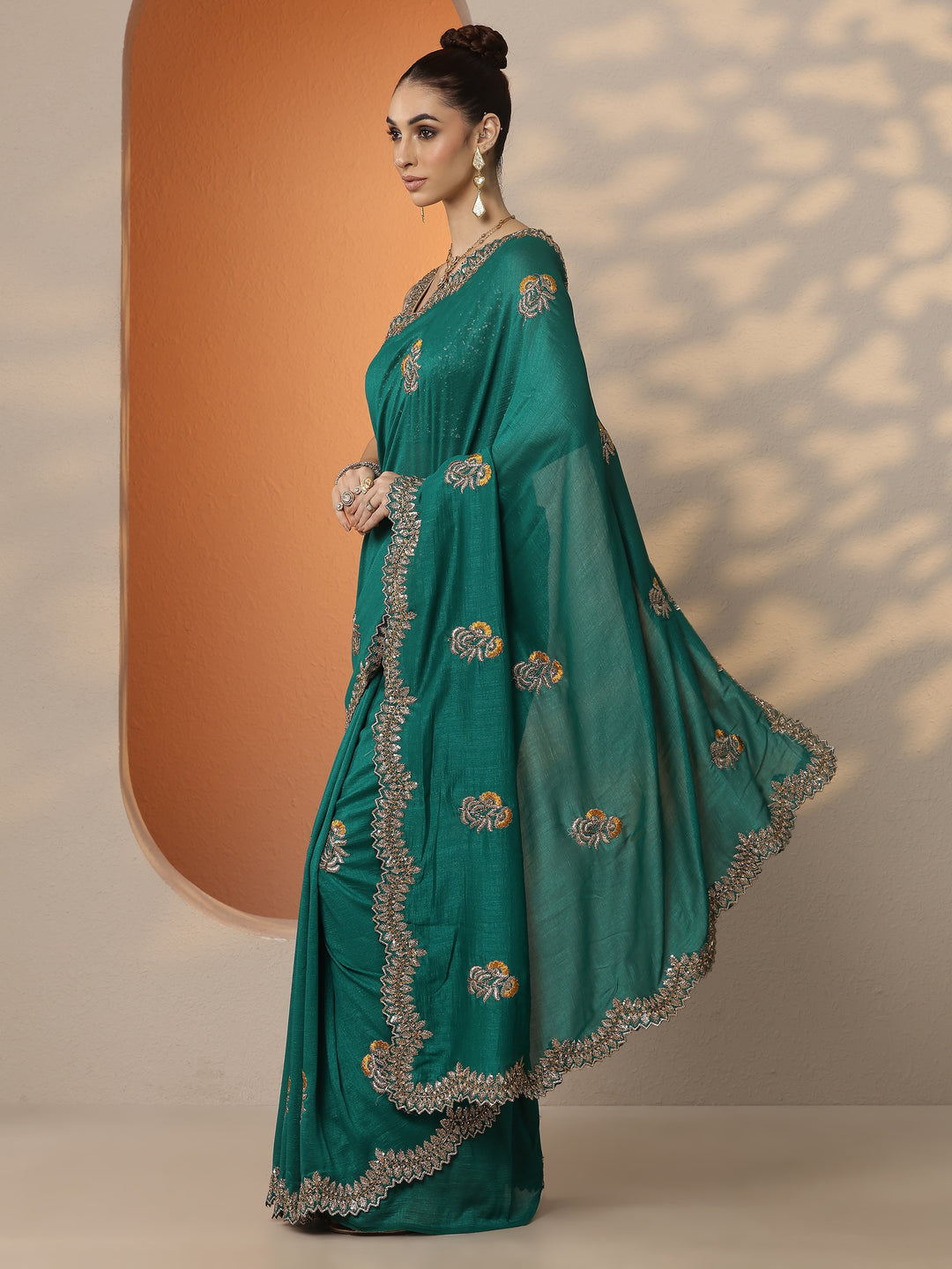 Green Embellished Silk Blend Saree With Unstitched Blouse Piece