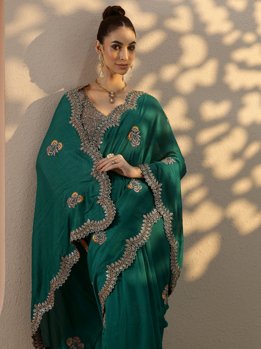 Green Embellished Silk Blend Saree With Unstitched Blouse Piece