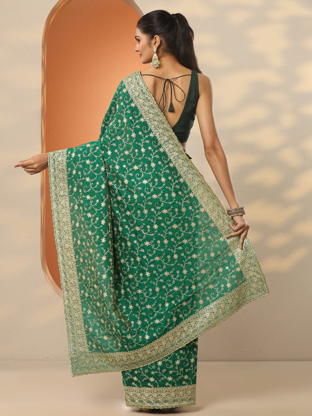 Green Embellished Silk Blend Saree With Unstitched Blouse Piece