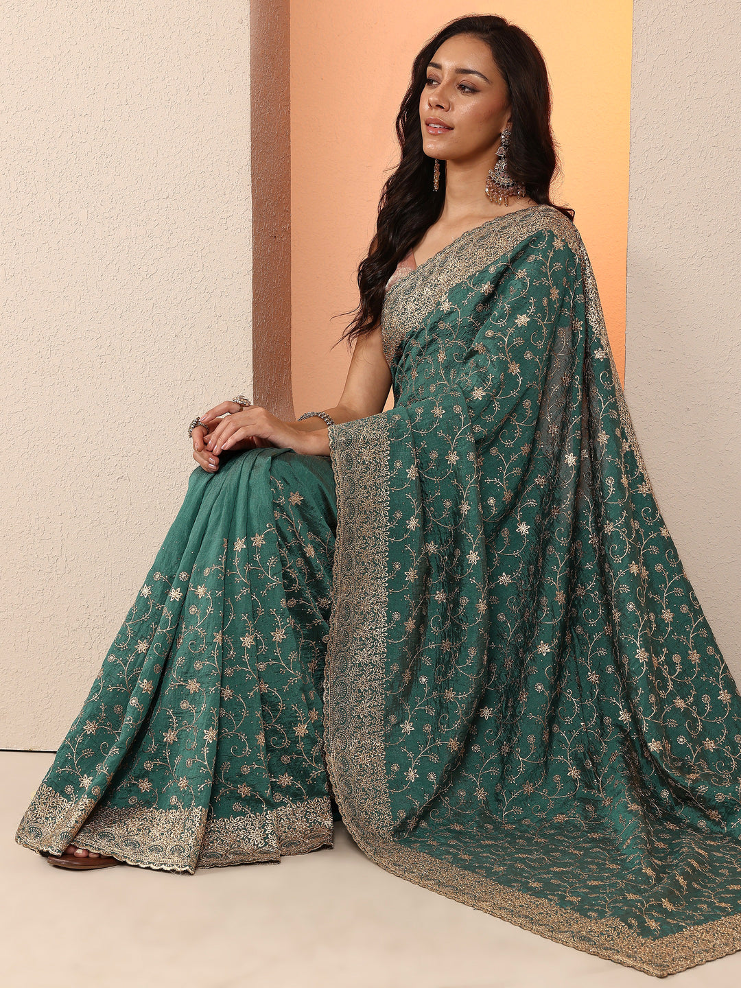 Green Embellished Silk Blend Saree With Unstitched Blouse Piece