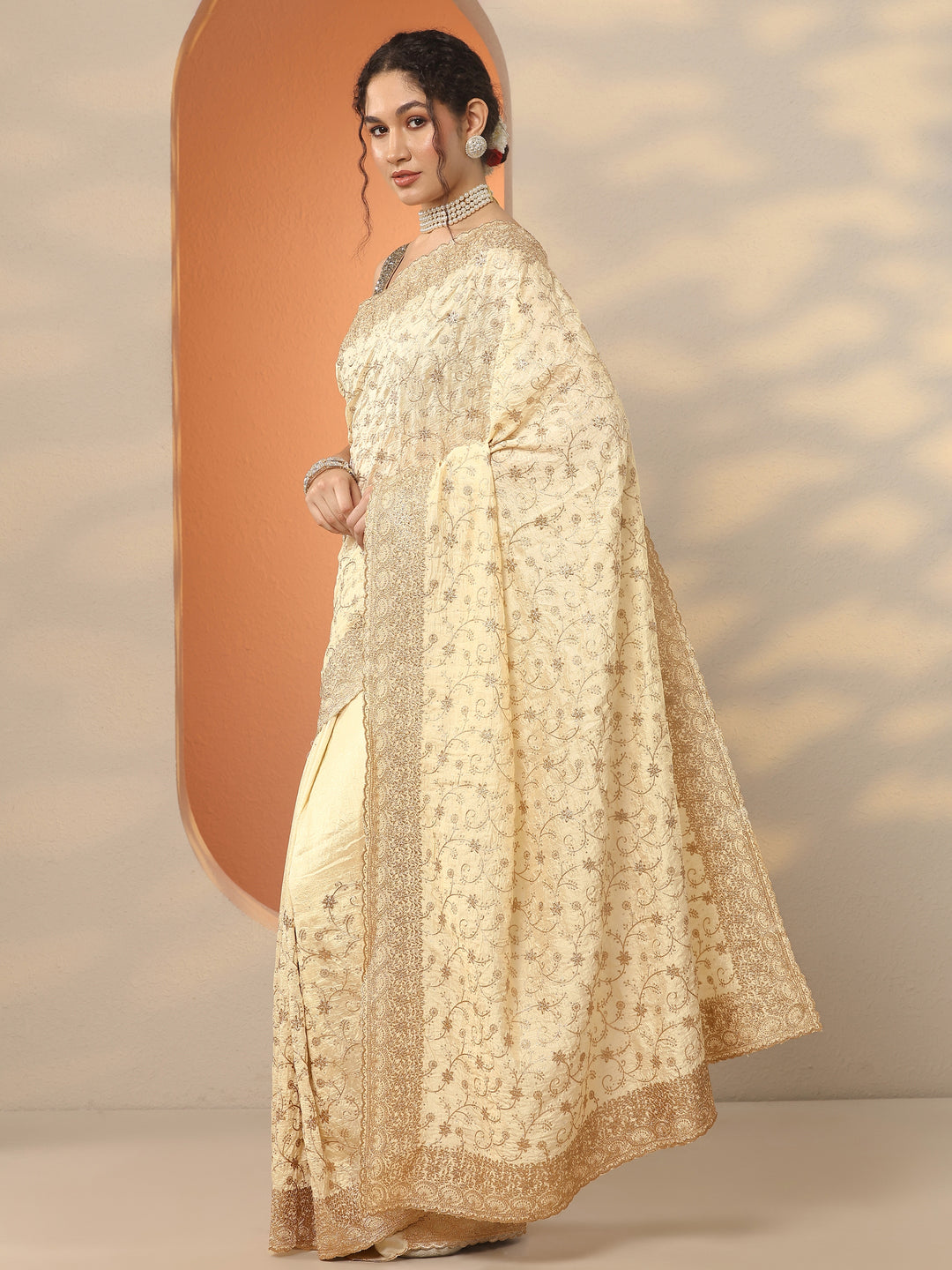 Gold Embellished Silk Blend Saree With Unstitched Blouse Piece