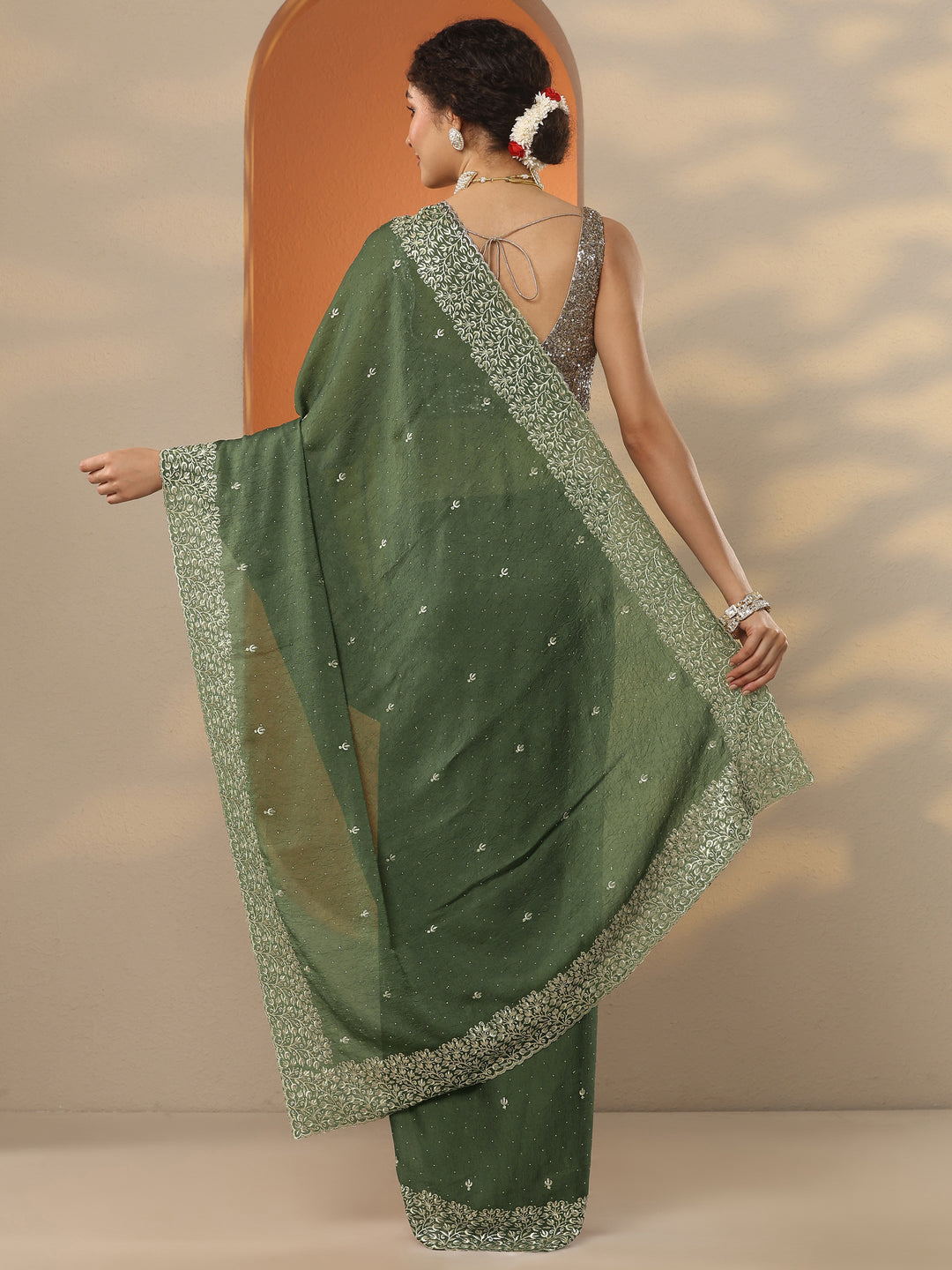 Green Embellished Silk Blend Saree With Unstitched Blouse Piece