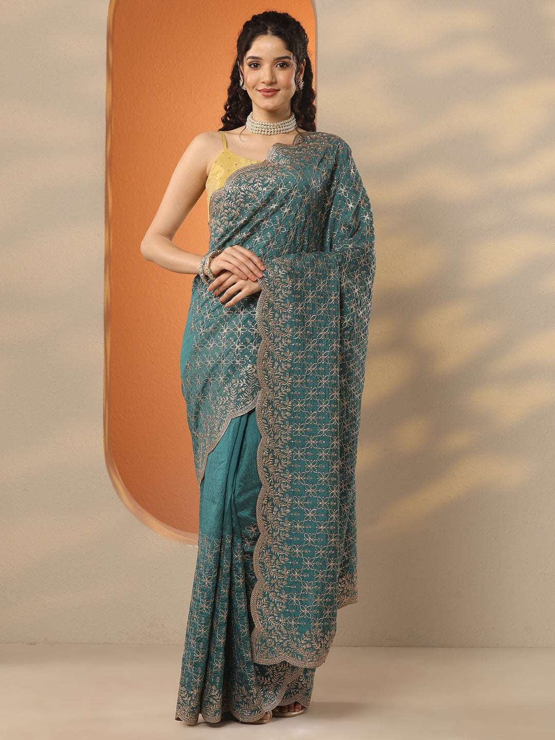 Green Embellished Silk Blend Saree With Unstitched Blouse Piece
